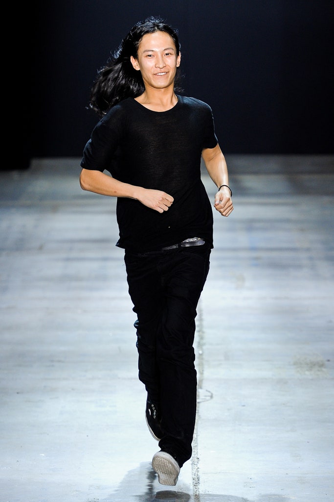 black cotton short-sleeve collared fitted t-shirt