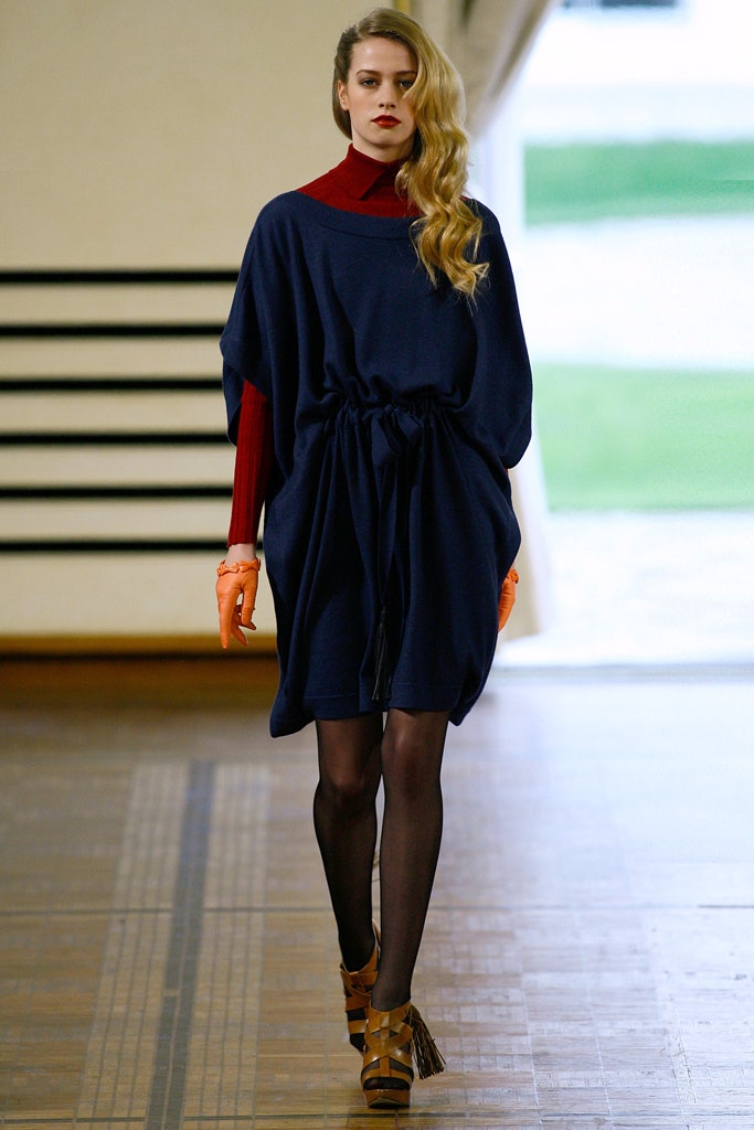 navy relaxed belted dress with red top