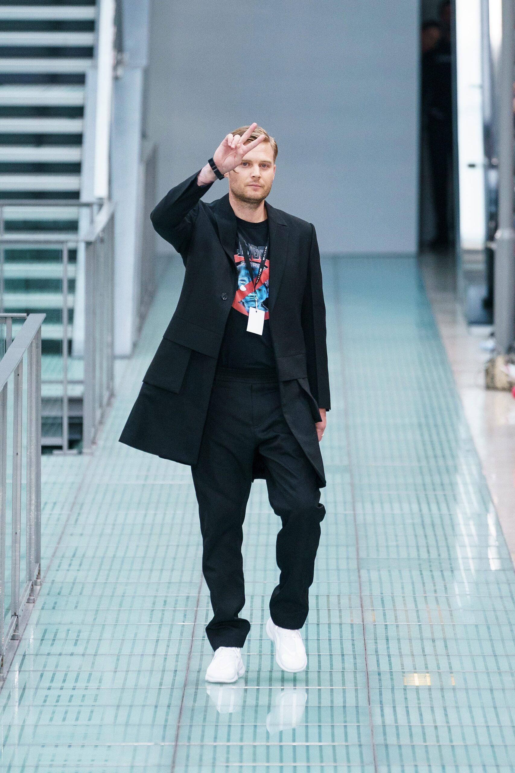 black cotton long-sleeve collared relaxed buttoned coat