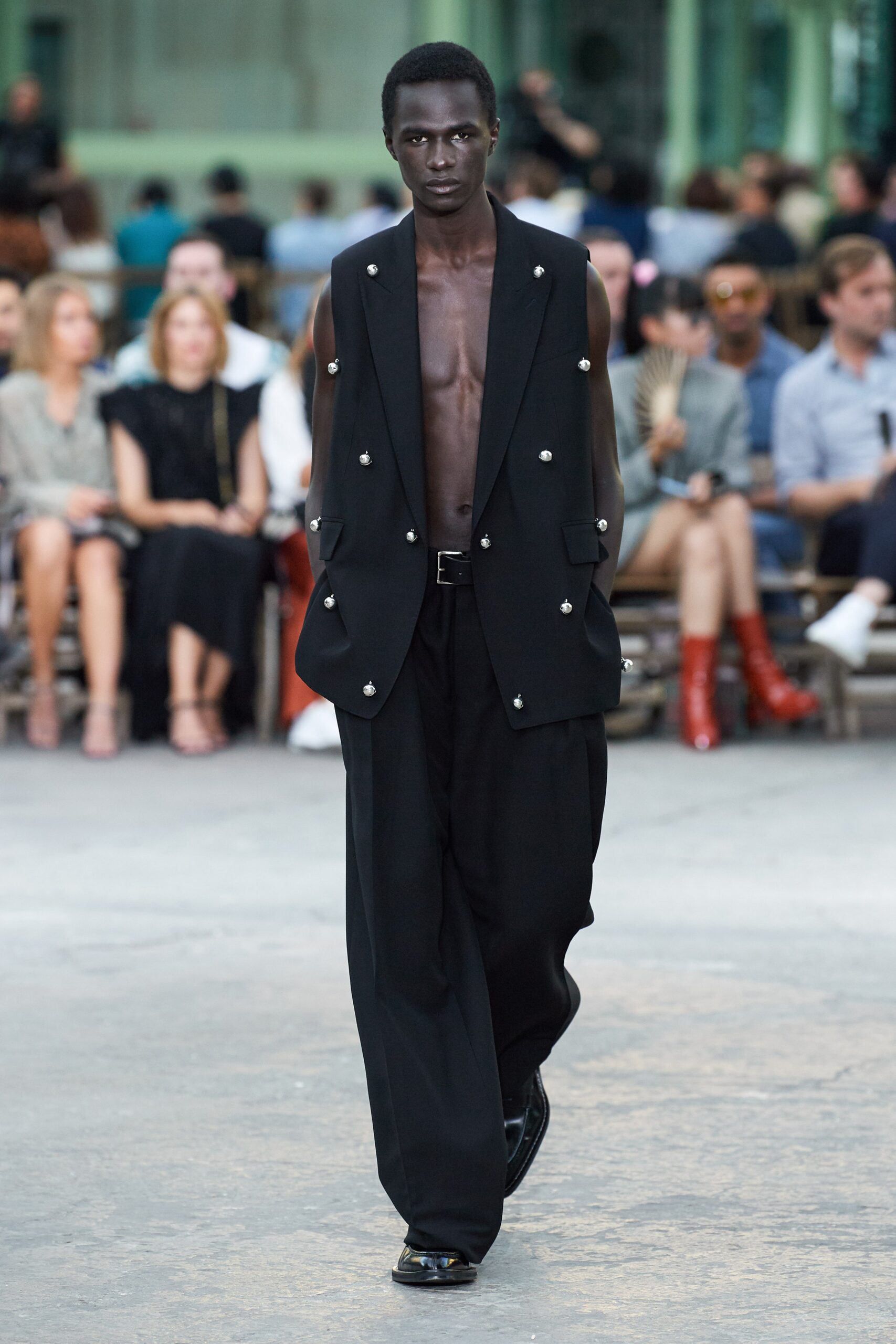 black relaxed sleeveless suit