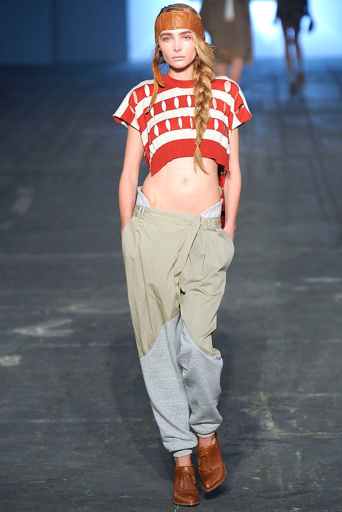 red short-sleeve scoop-neck fitted striped cropped crop-top