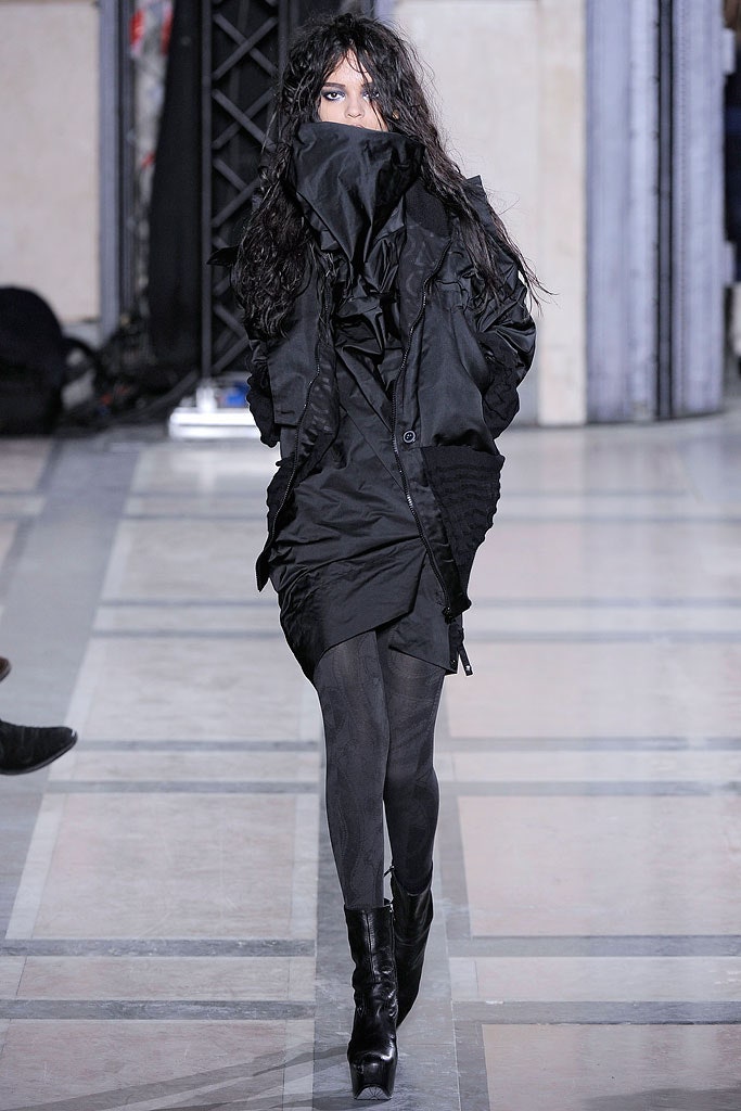 black fitted midi dress with boots