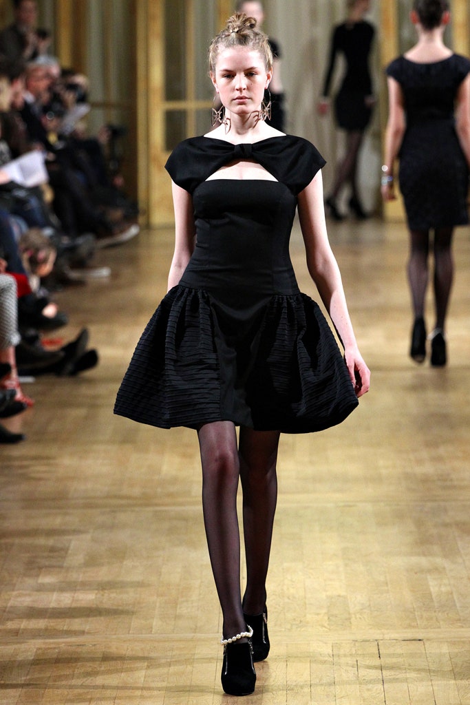 black fitted sleeveless dress
