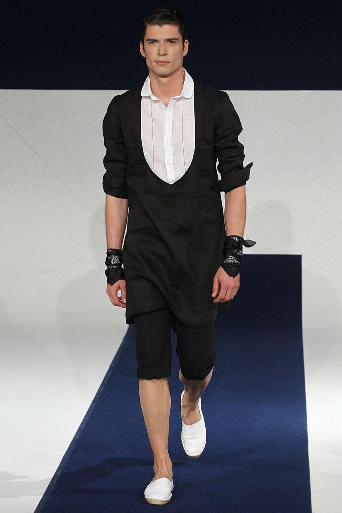 black fitted top with cropped pants