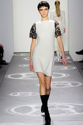 white fitted short-sleeve dress