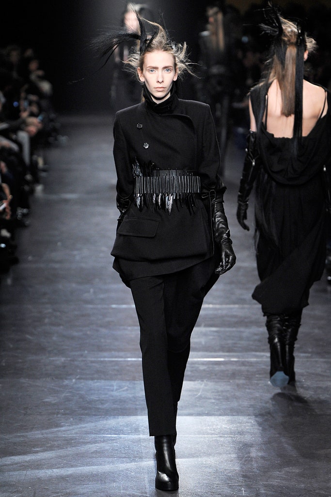 black wool long-sleeve collared fitted zippered jacket