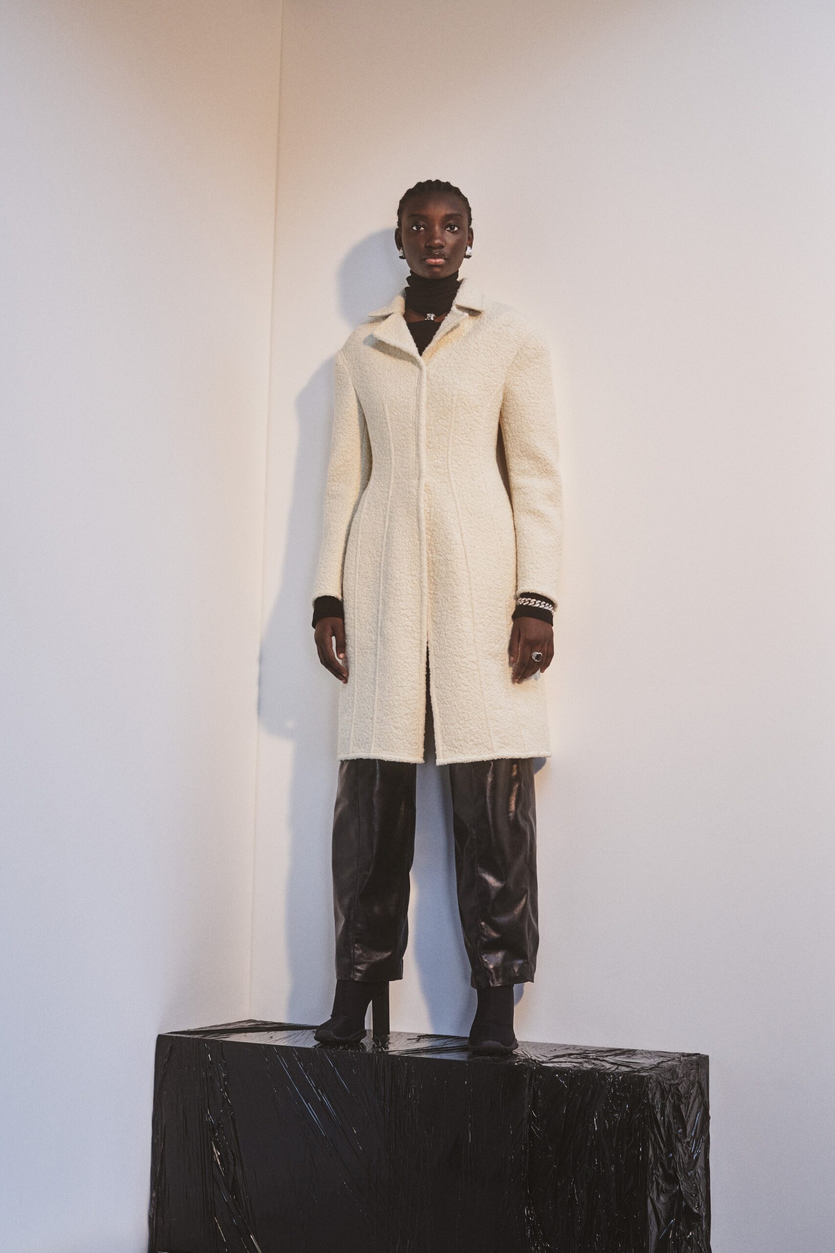 white wool long-sleeve collared fitted buttoned coat