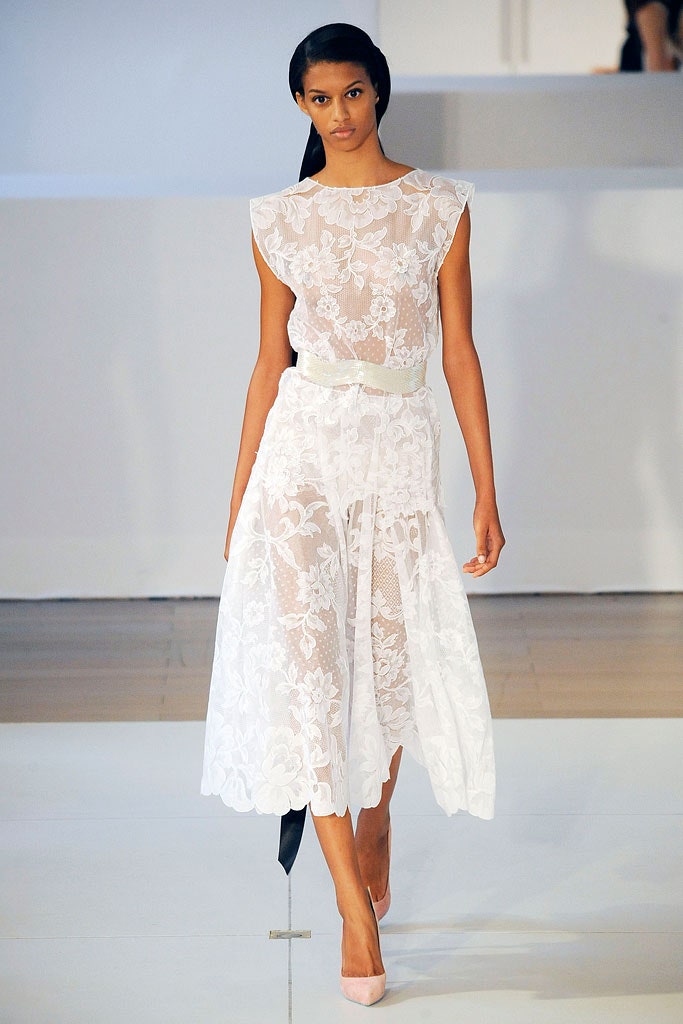 white lace sleeveless dress
