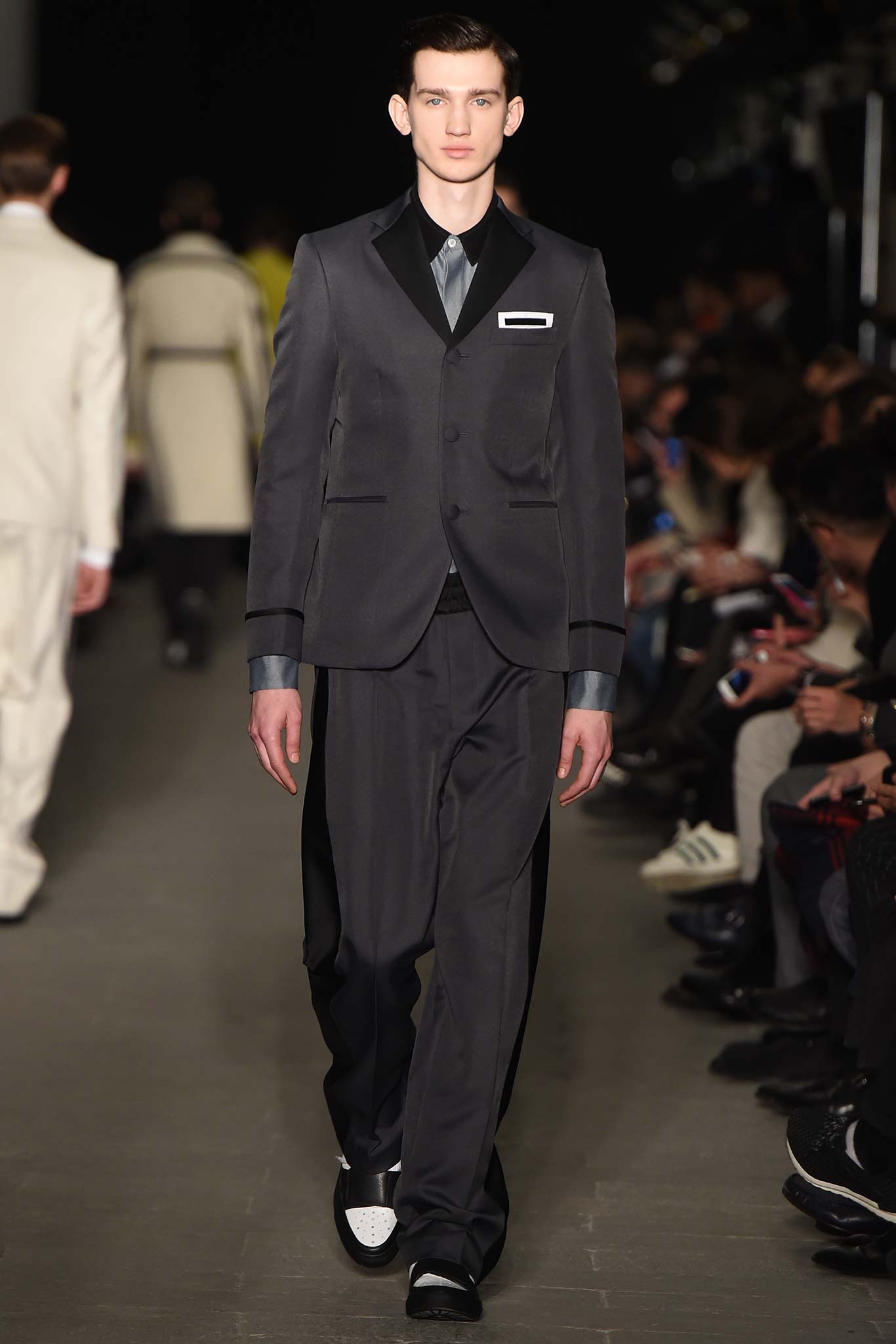 gray wool long-sleeve collared tailored buttoned suit