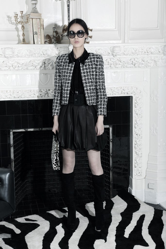 black leather fitted high-waisted pleated mini skirt