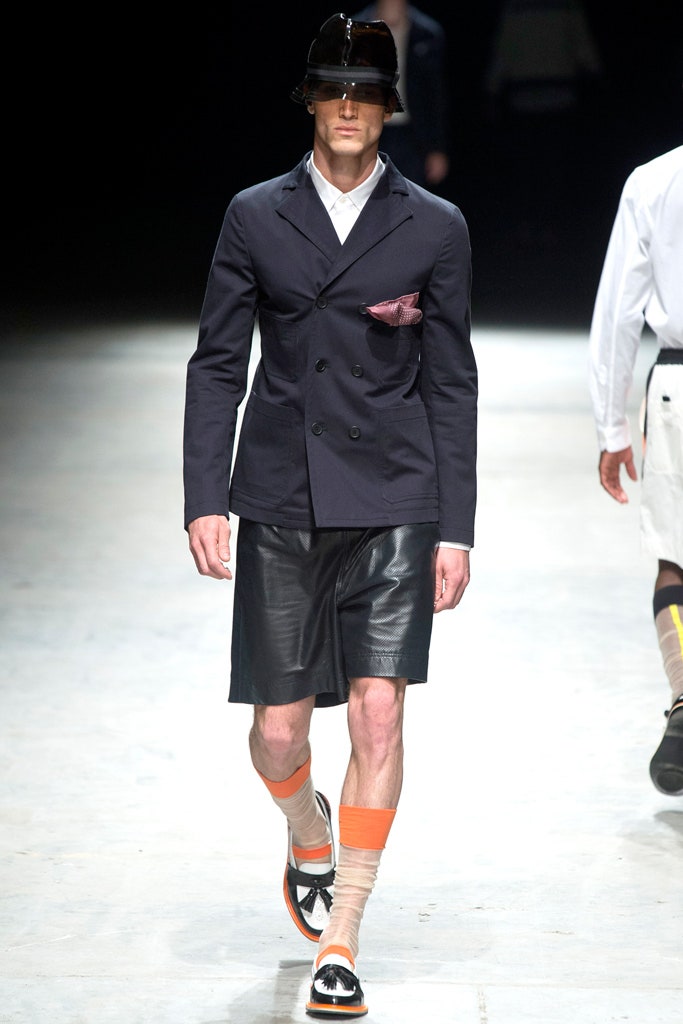 black leather fitted straight-leg short shorts