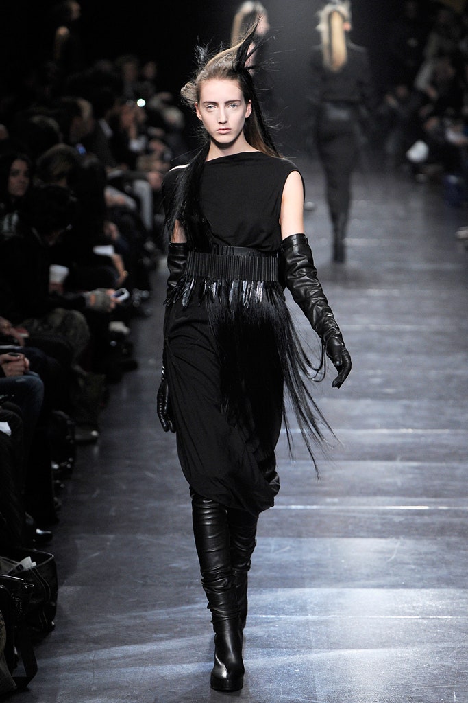 black fitted sleeveless dress with gloves