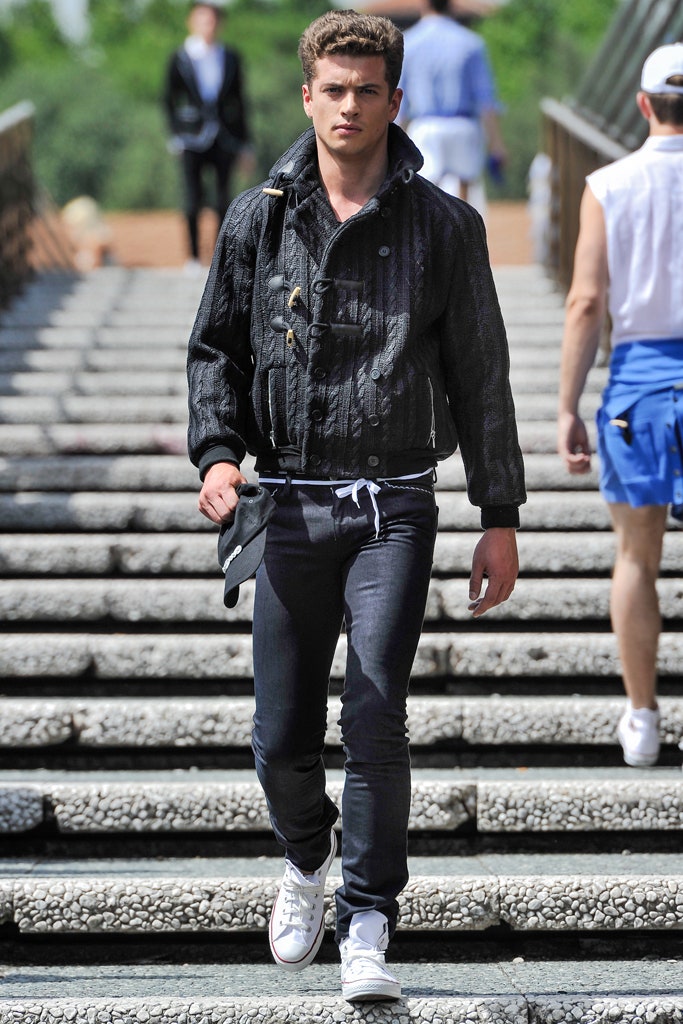 black leather long-sleeve collared fitted zippered jacket