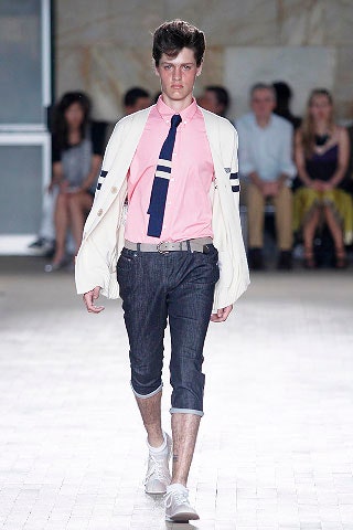 pink short-sleeve collared fitted shirt