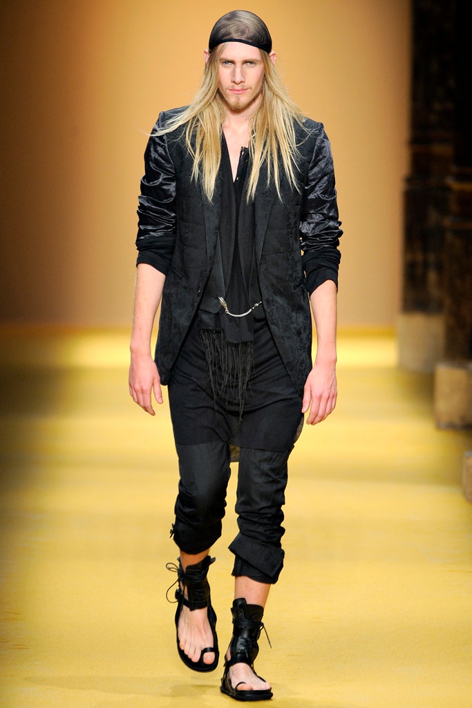 black velvet long-sleeve collared fitted buttoned jacket