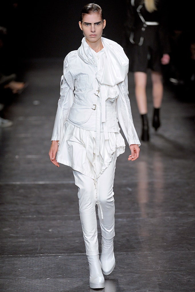 white cotton long-sleeve collared fitted layered zippered jacket