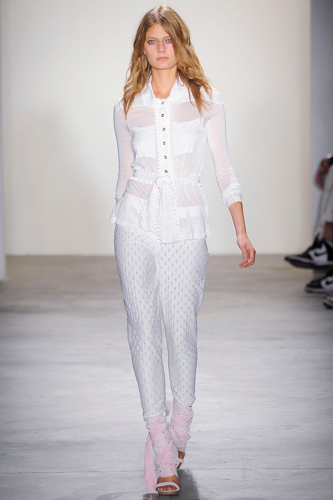 white cotton long-sleeve collared fitted buttoned pleated shirt