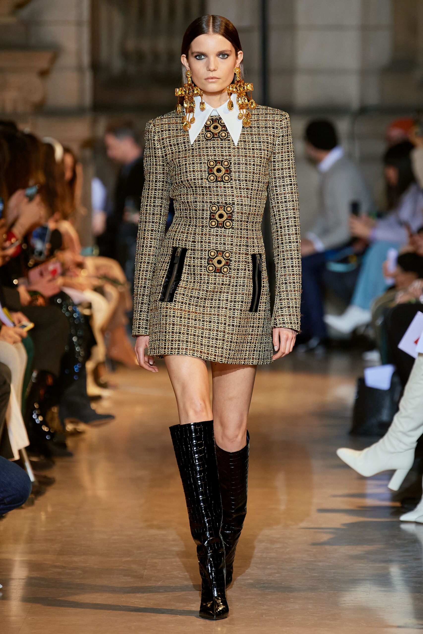 fitted beige tweed blazer with black boots