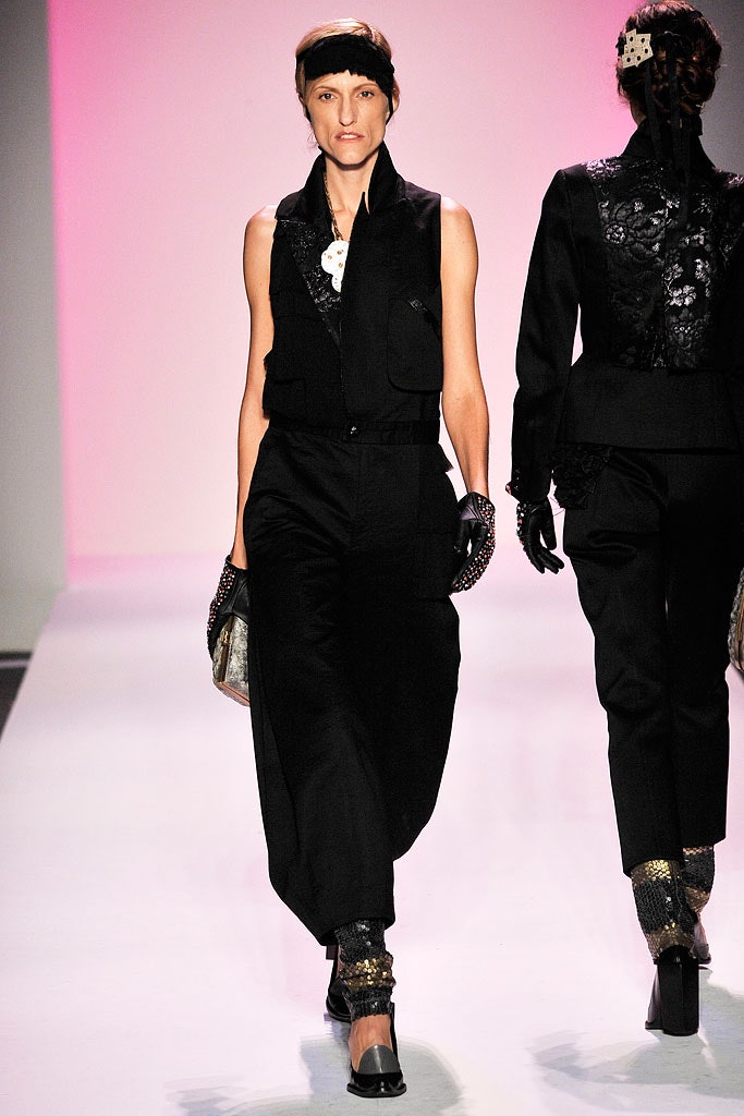 black leather fitted embellished gloves