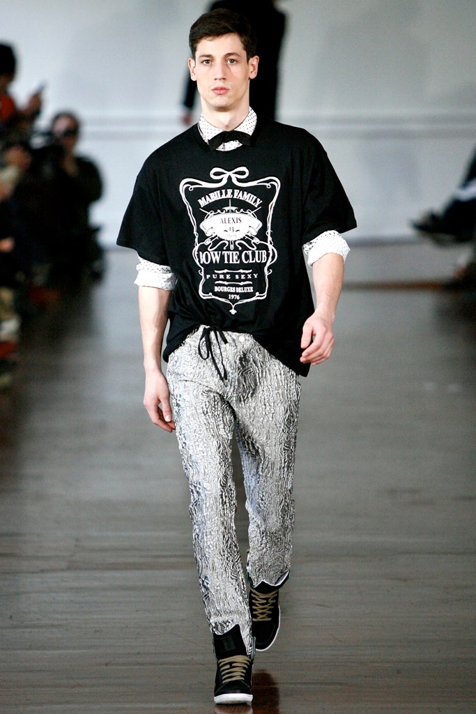 black cotton short-sleeve collared relaxed printed t-shirt