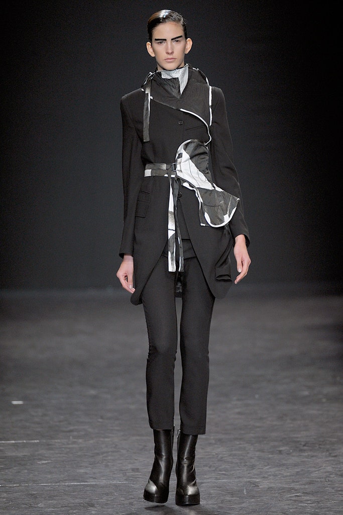 black wool long-sleeve collared tailored belted coat