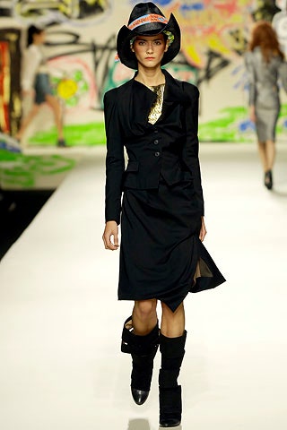 black fitted dress with wide-brimmed hat