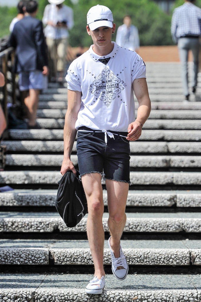 white cotton short-sleeve collared fitted printed t-shirt