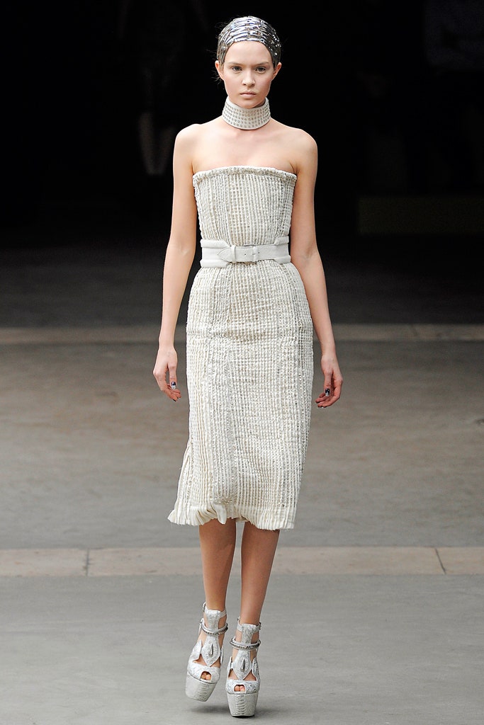 white fitted strapless dress