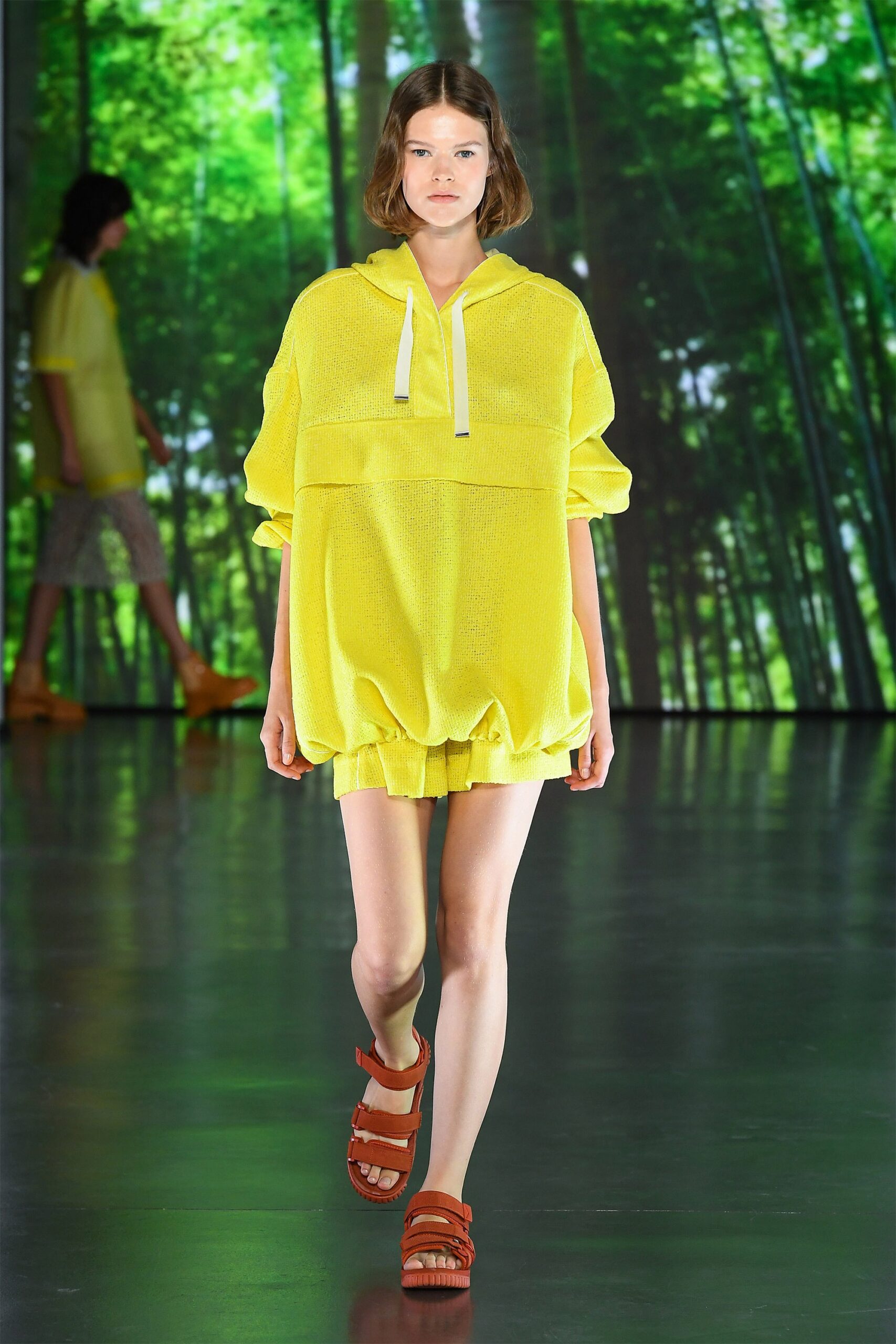 yellow cotton sleeveless oversized pleated short hoodie