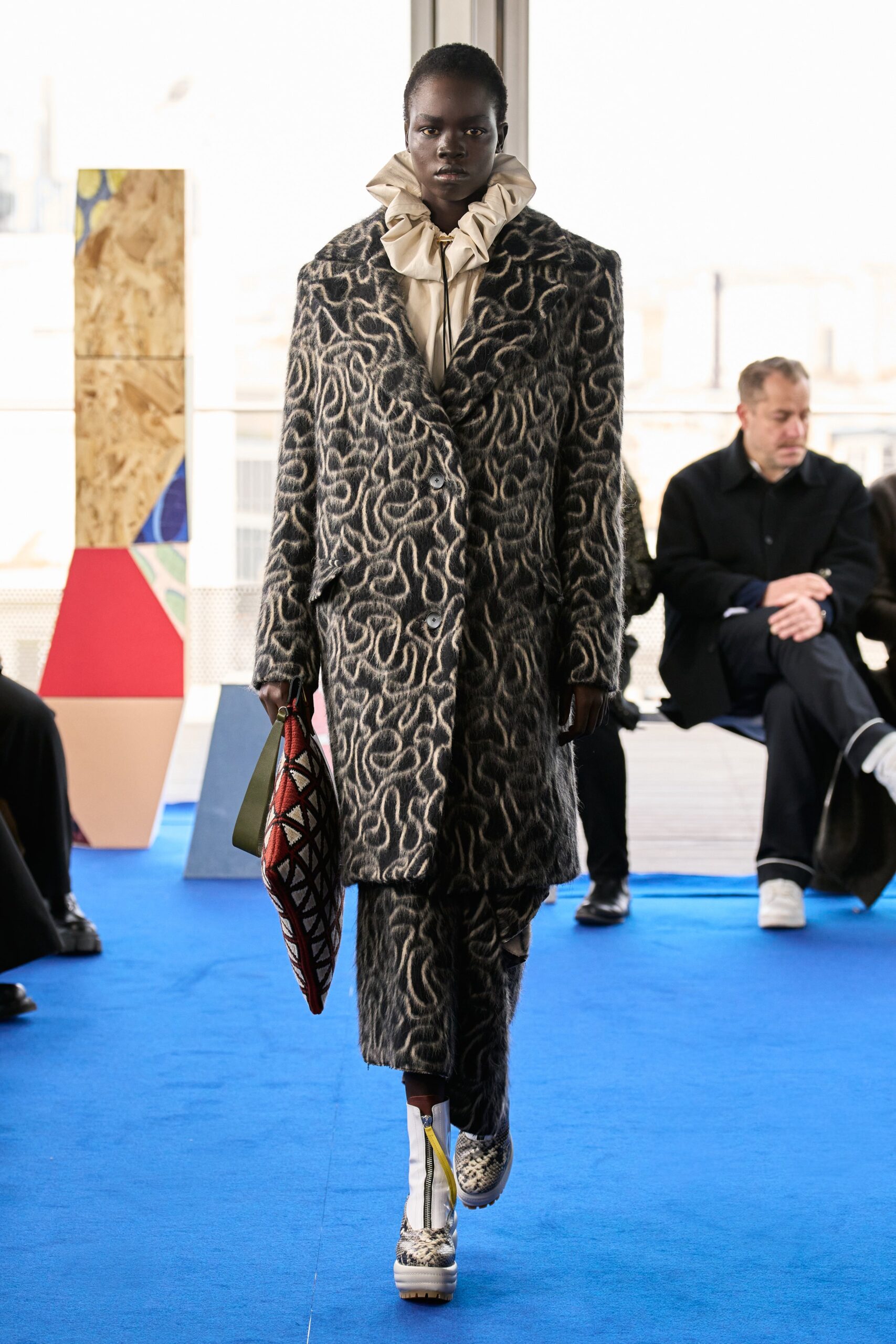 black wool long-sleeve collared fitted printed coat