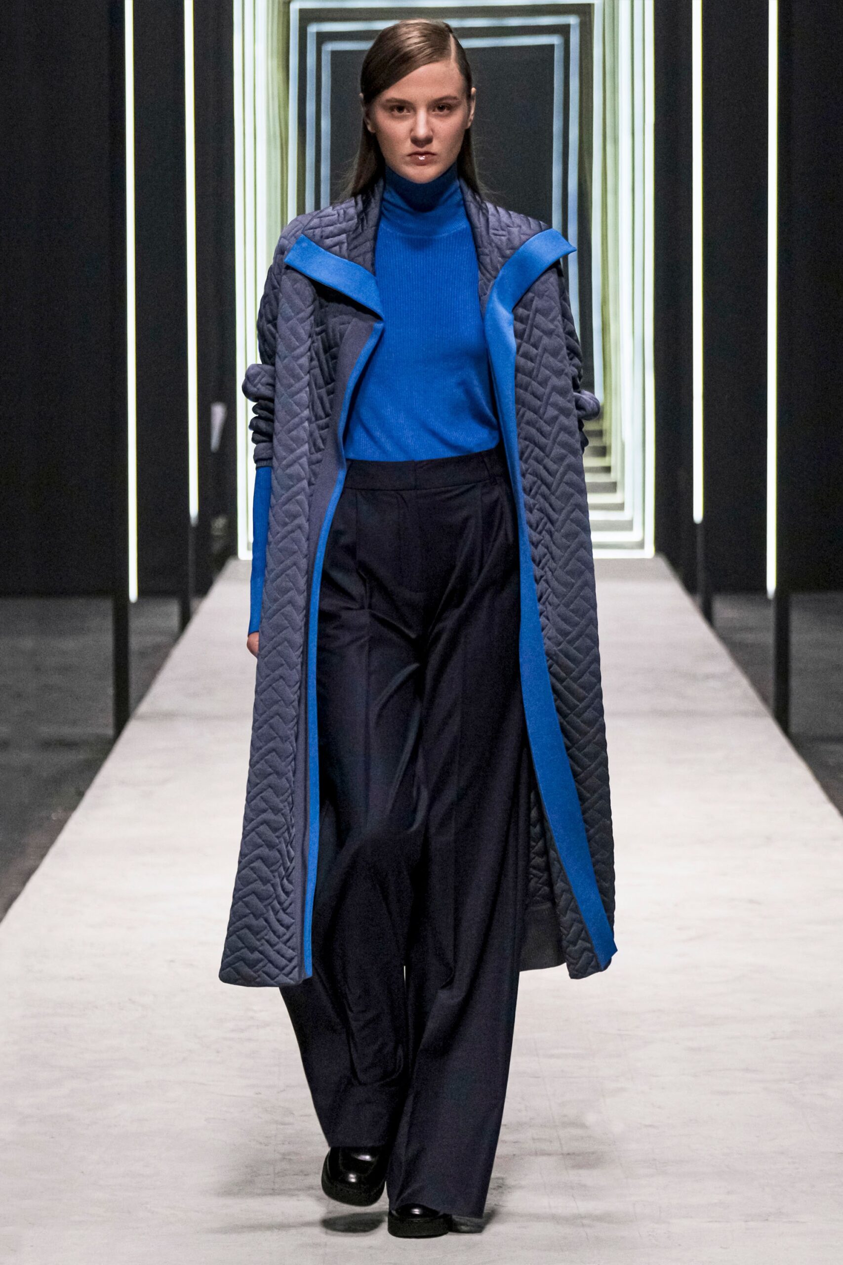 blue cotton long-sleeve collared relaxed quilted coat