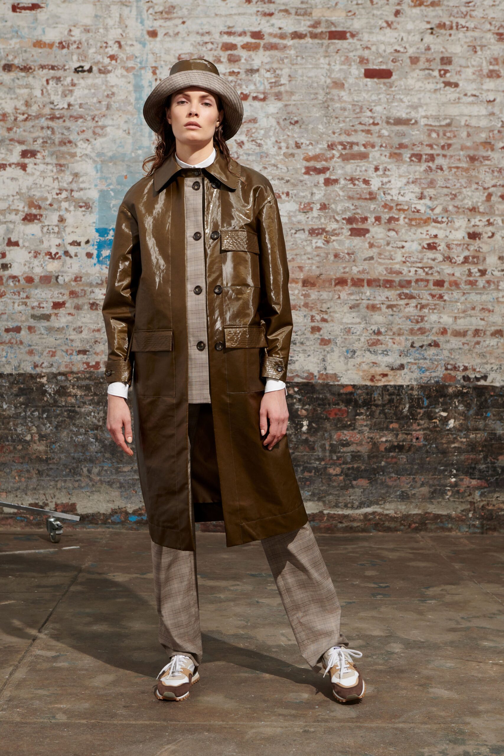 brown vinyl long-sleeve collared relaxed buttoned pockets coat