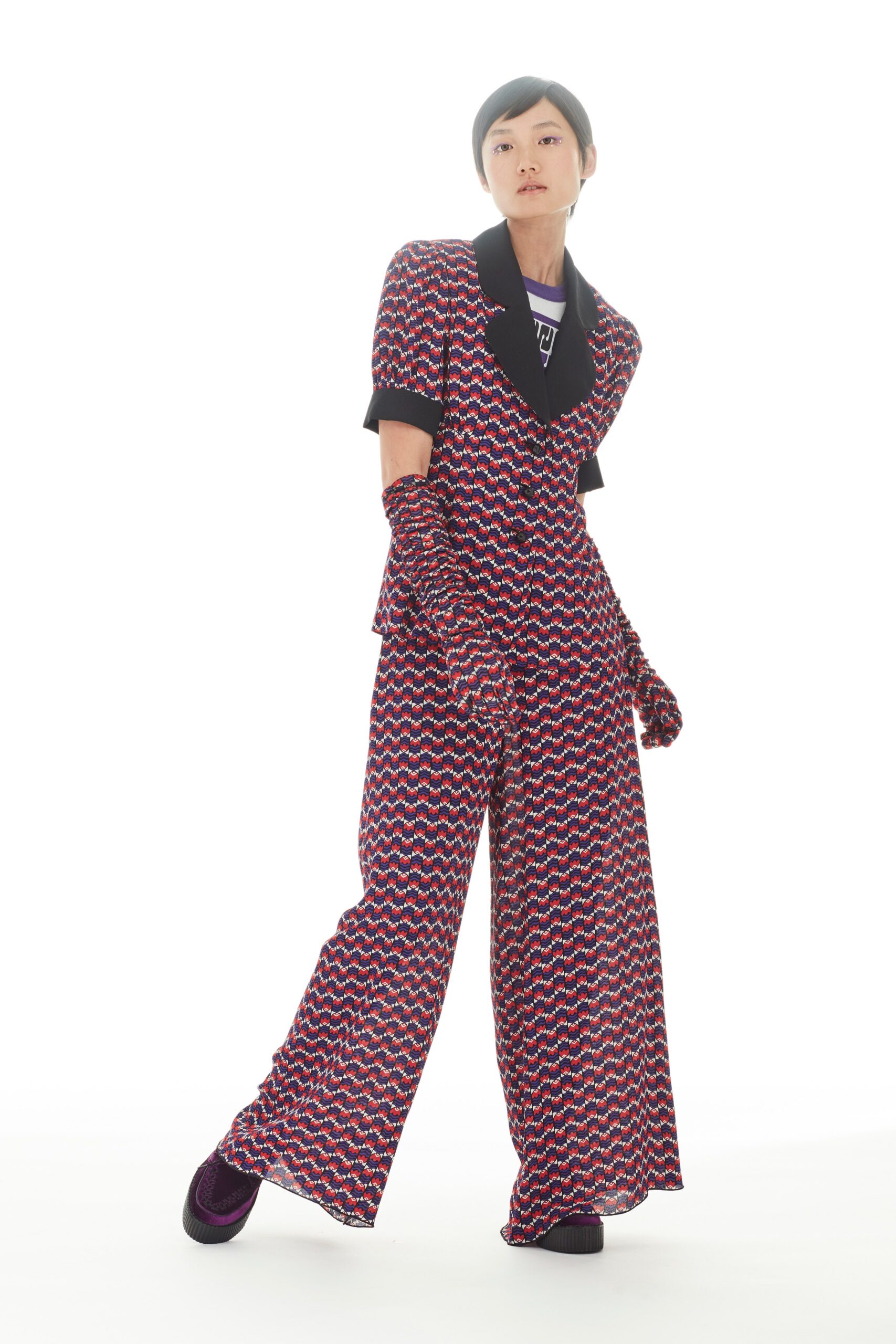 tailored printed suit with gloves