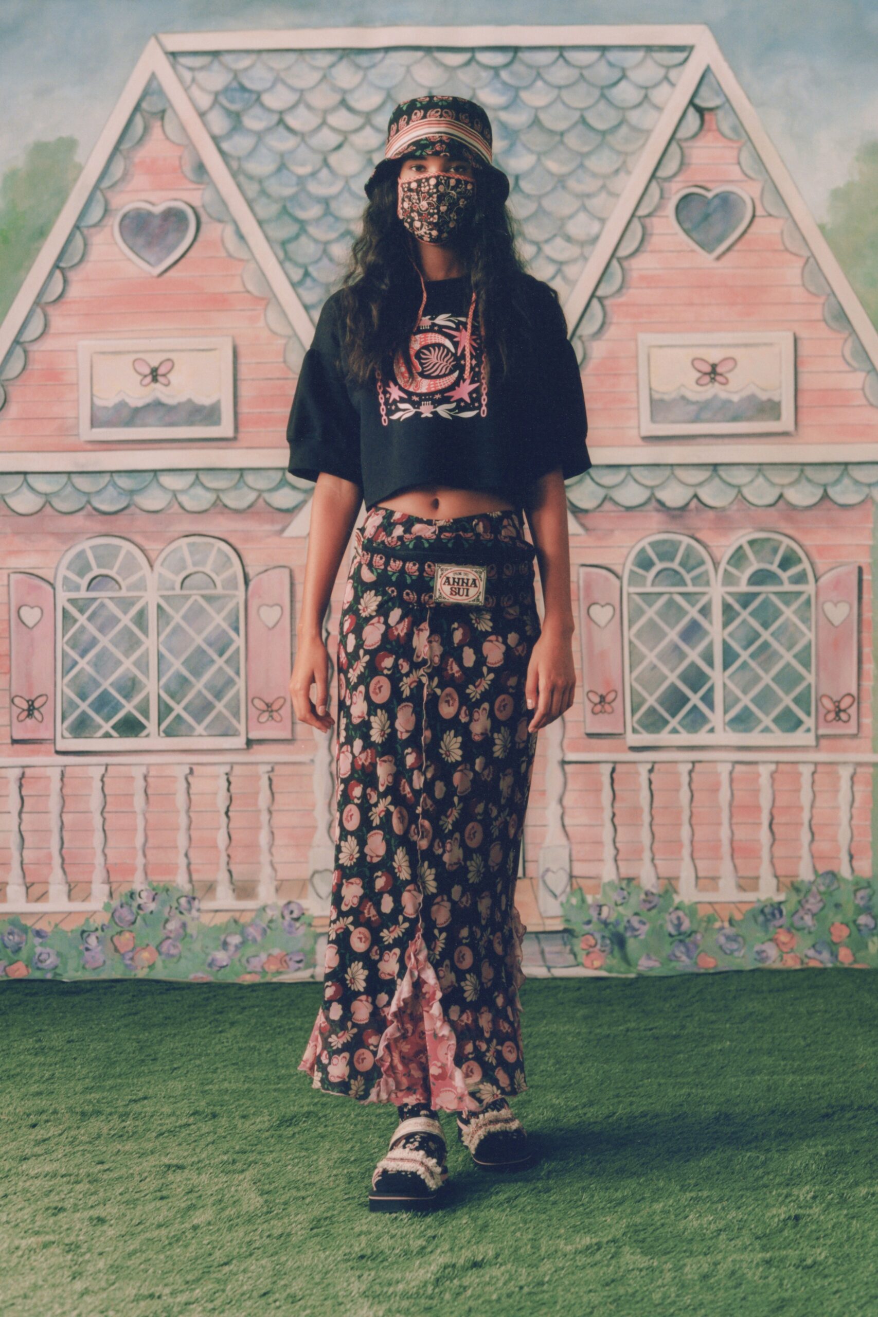 black cotton short-sleeve fitted embroidered cropped top