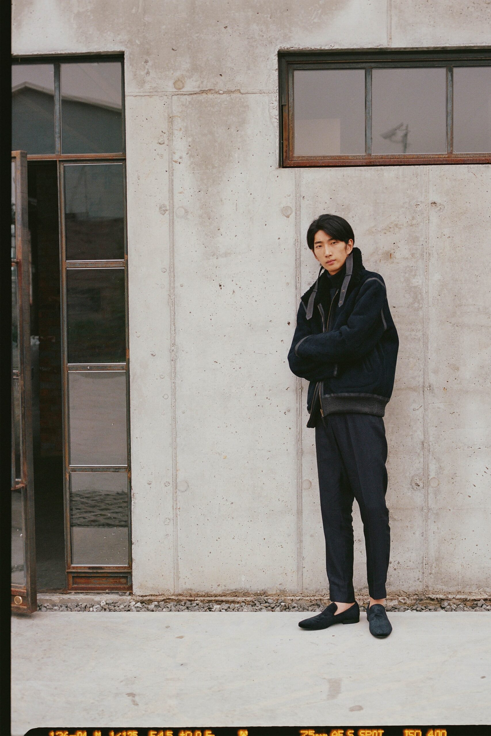 black wool long-sleeve collared relaxed zippered jacket