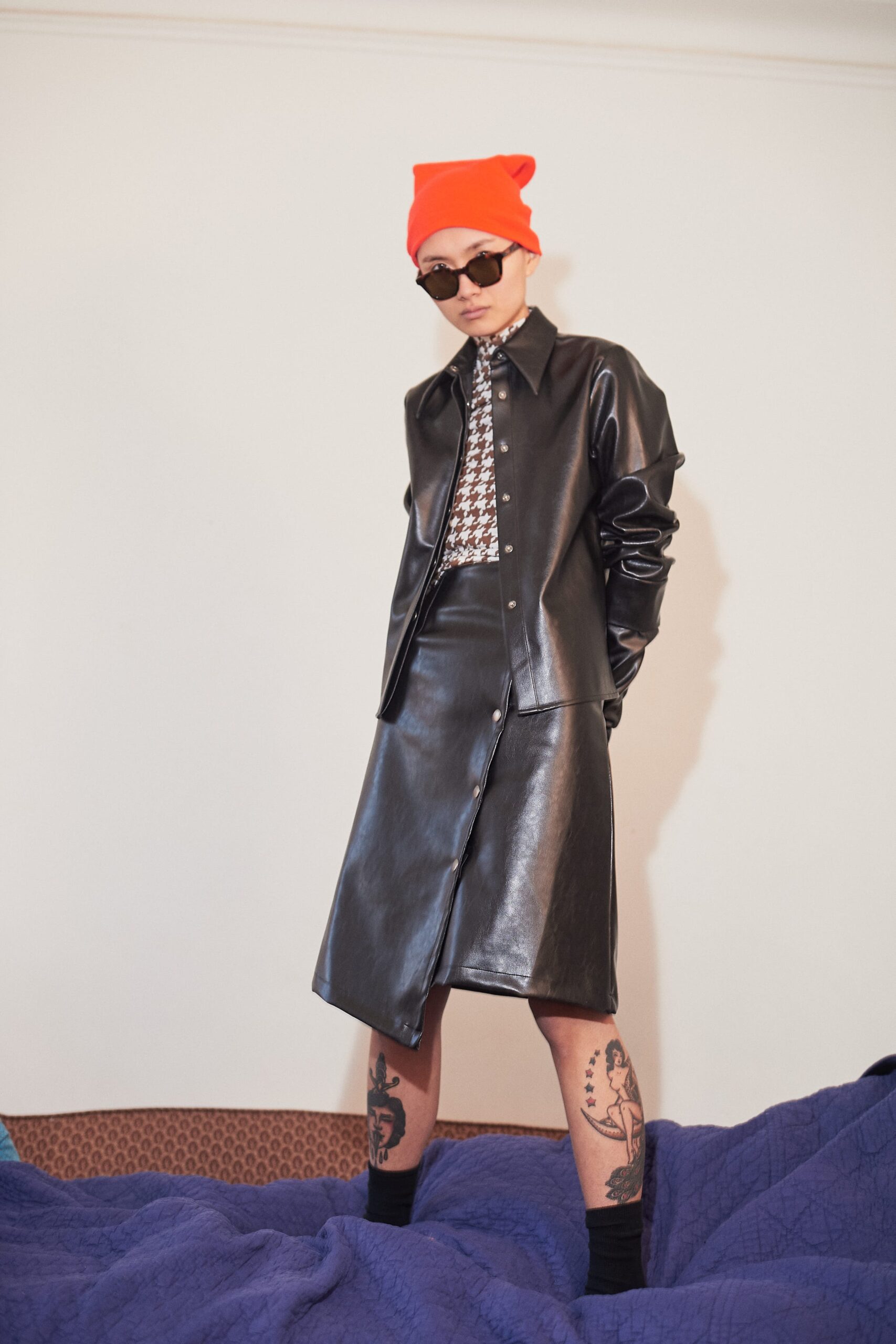 black leather slit fitted buttoned straight-leg skirt