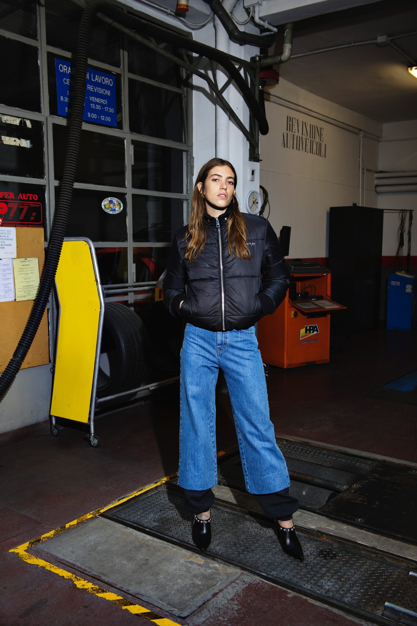 black jersey long-sleeve collared fitted zippered jacket