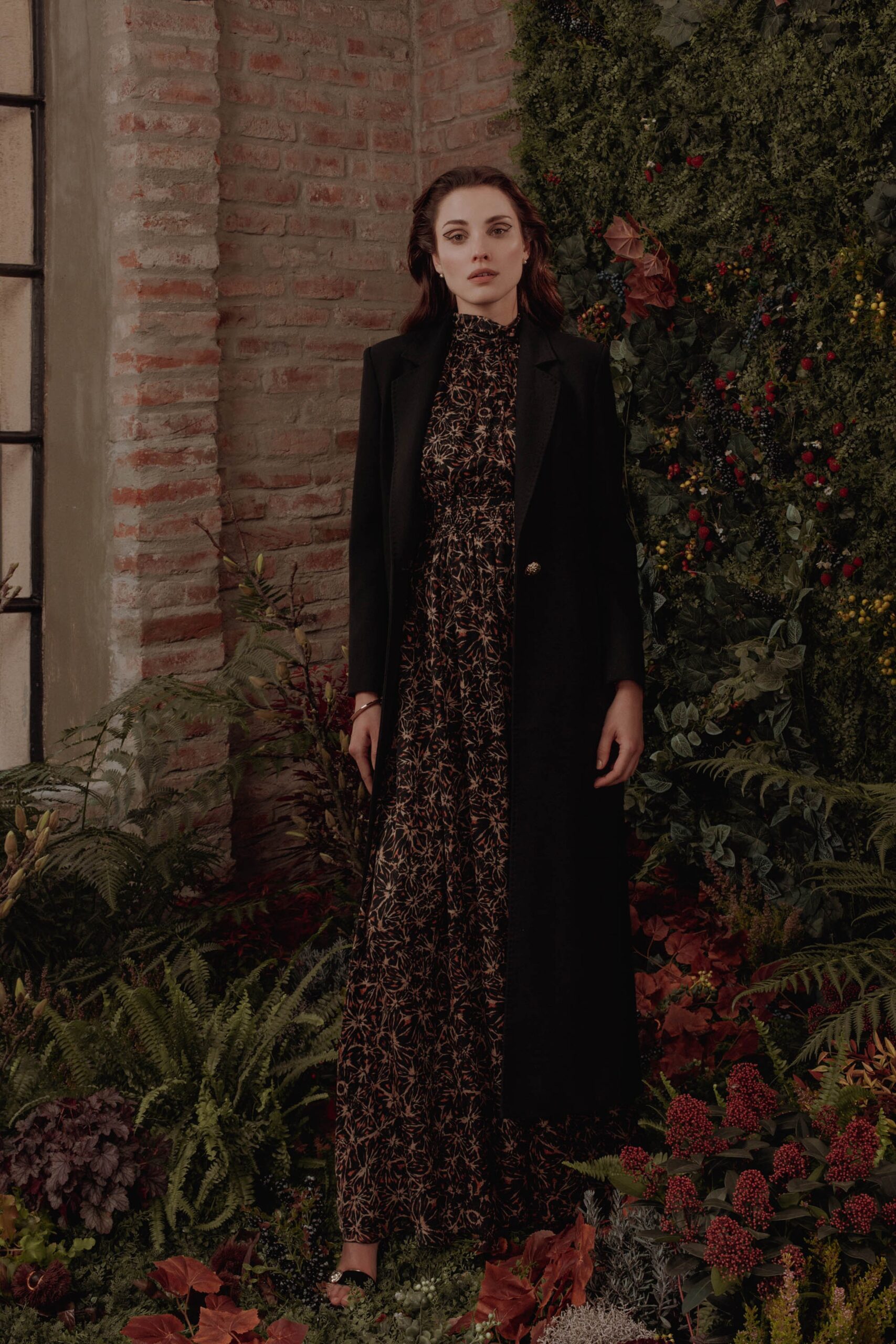 black wool long-sleeve collared fitted buttoned coat