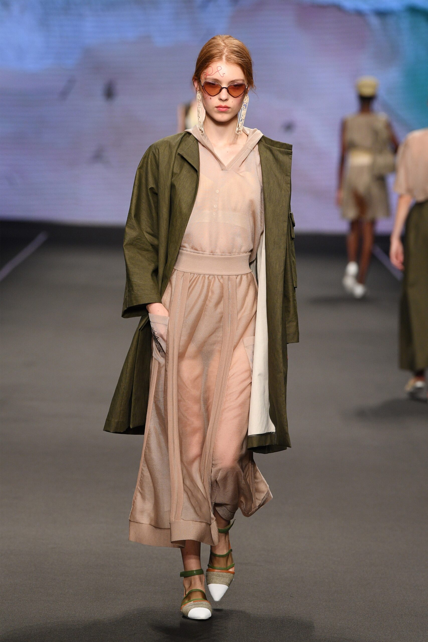 green cotton long-sleeve collared relaxed buttoned coat