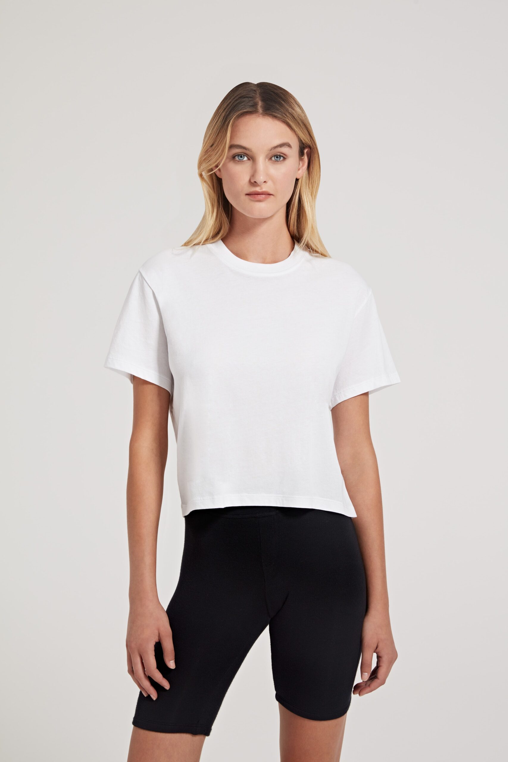 white cotton short-sleeve collared fitted cropped t-shirt