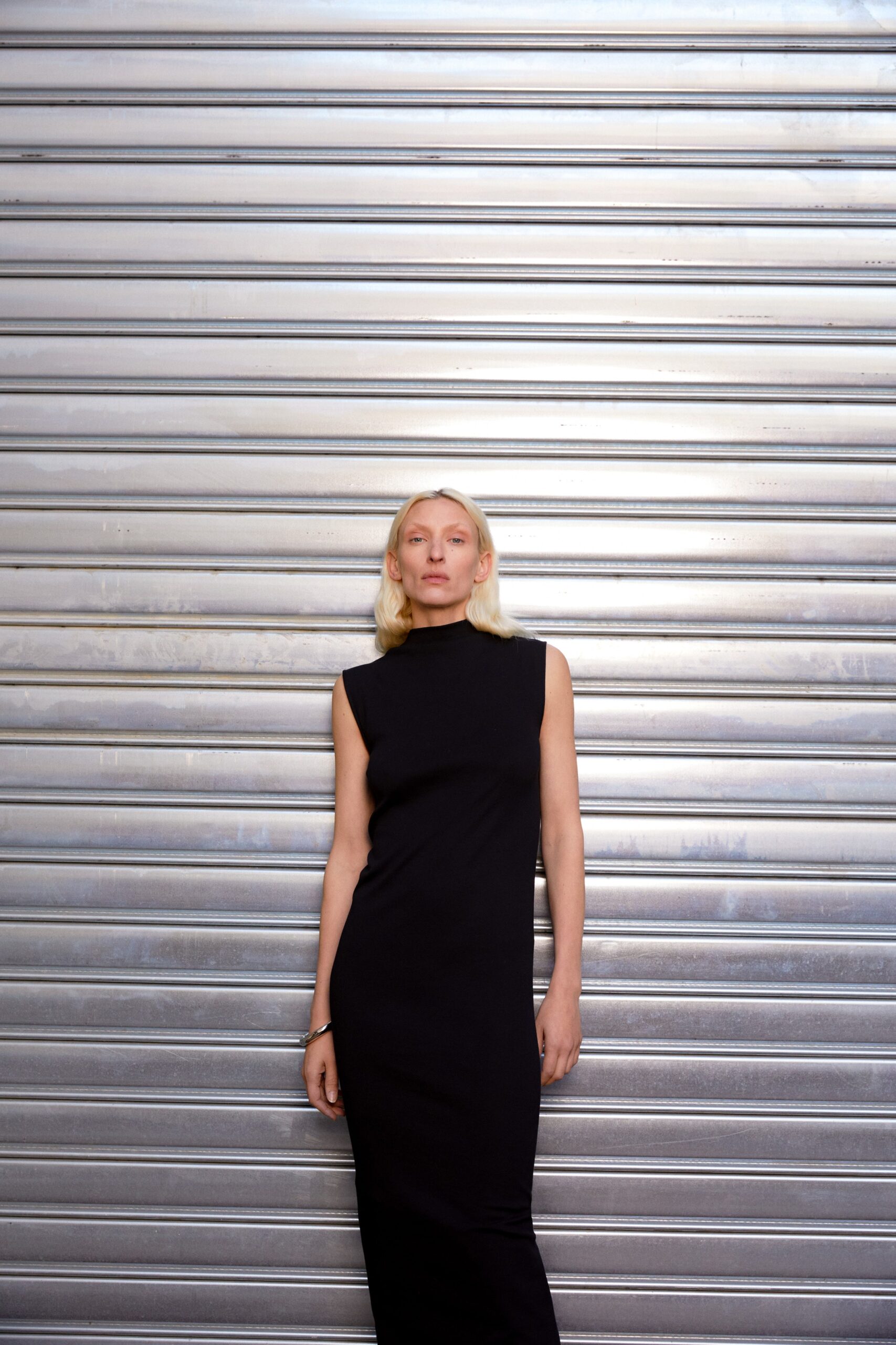 fitted black sleeveless maxi dress
