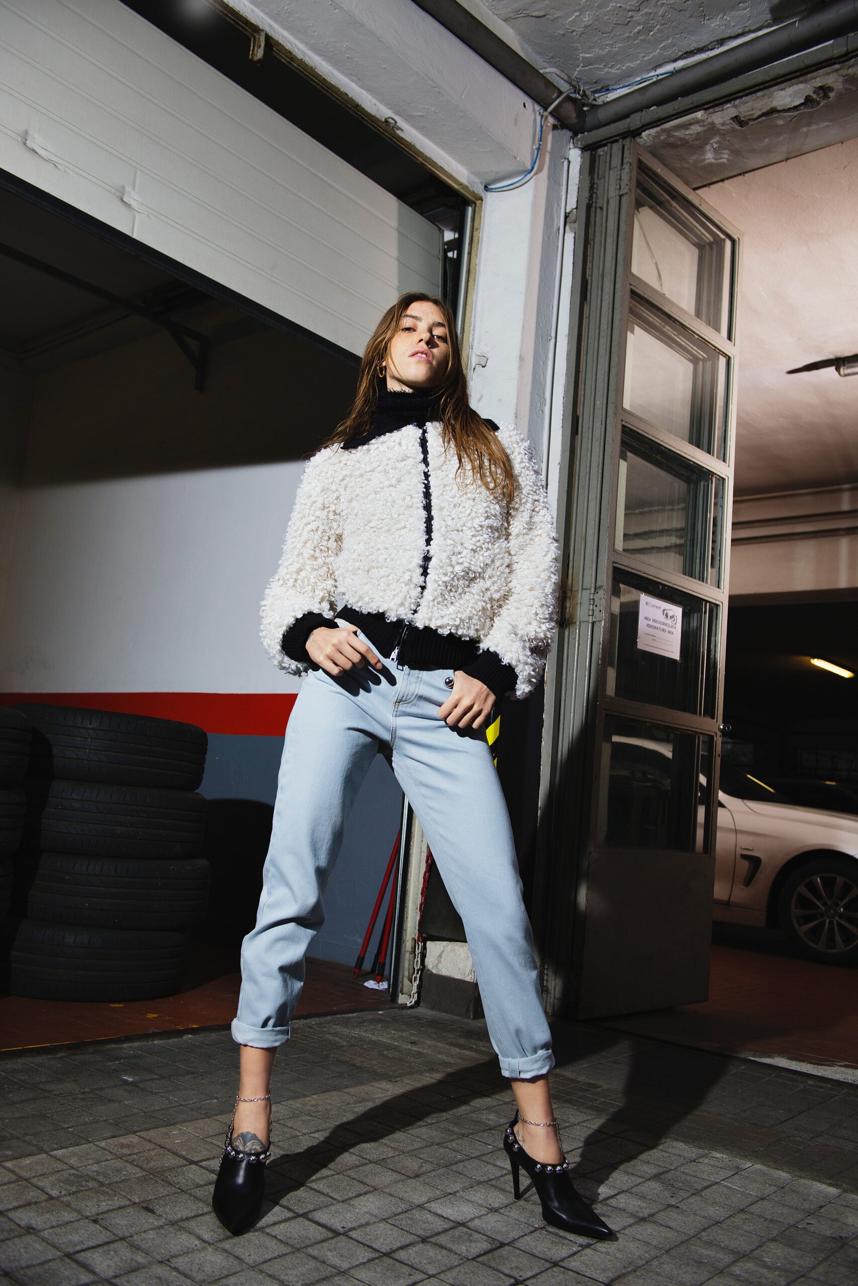white faux-fur long-sleeve collared relaxed zippered jacket
