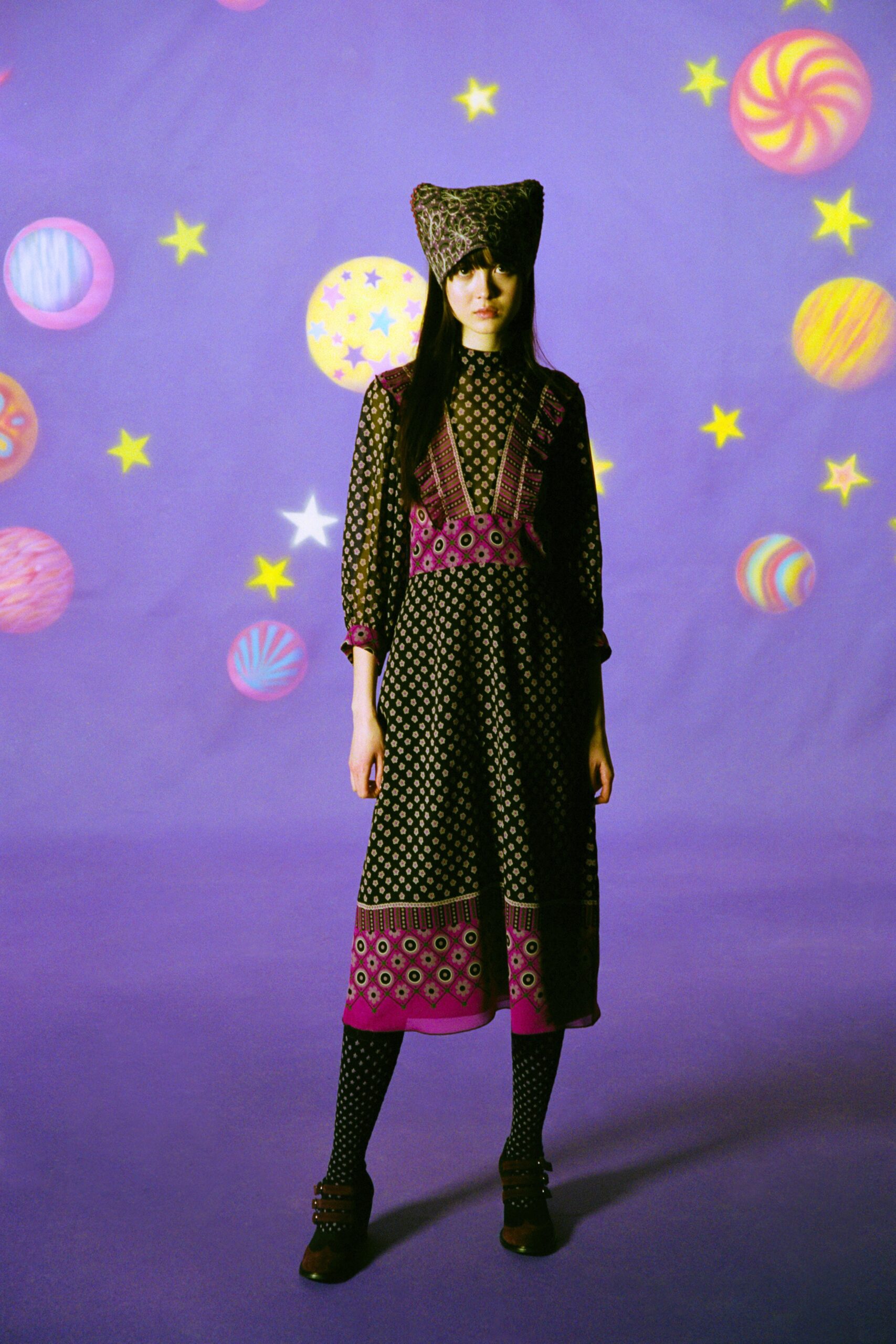 black and pink printed midi dress with hat