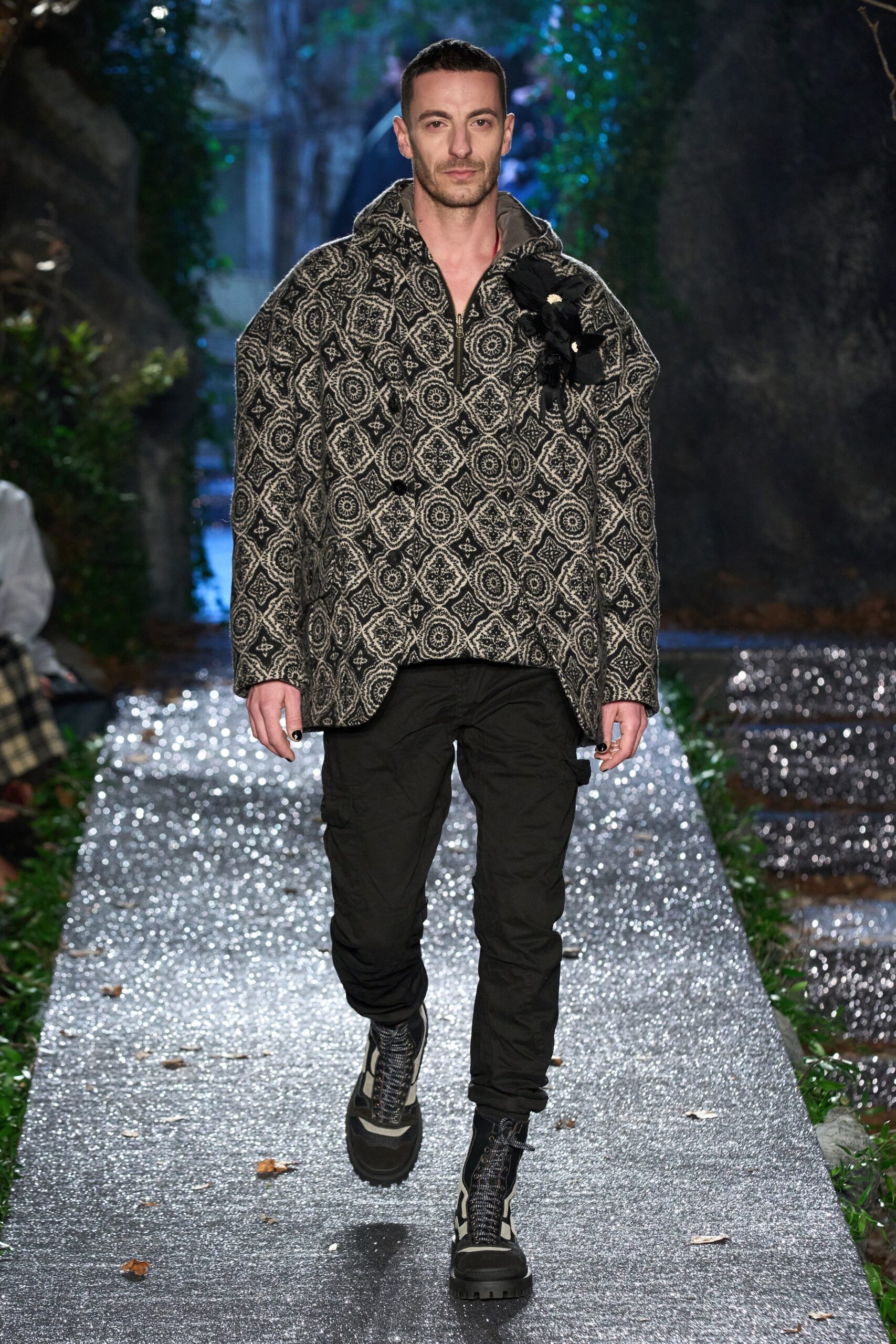 oversized black printed hoodie with cargo pants