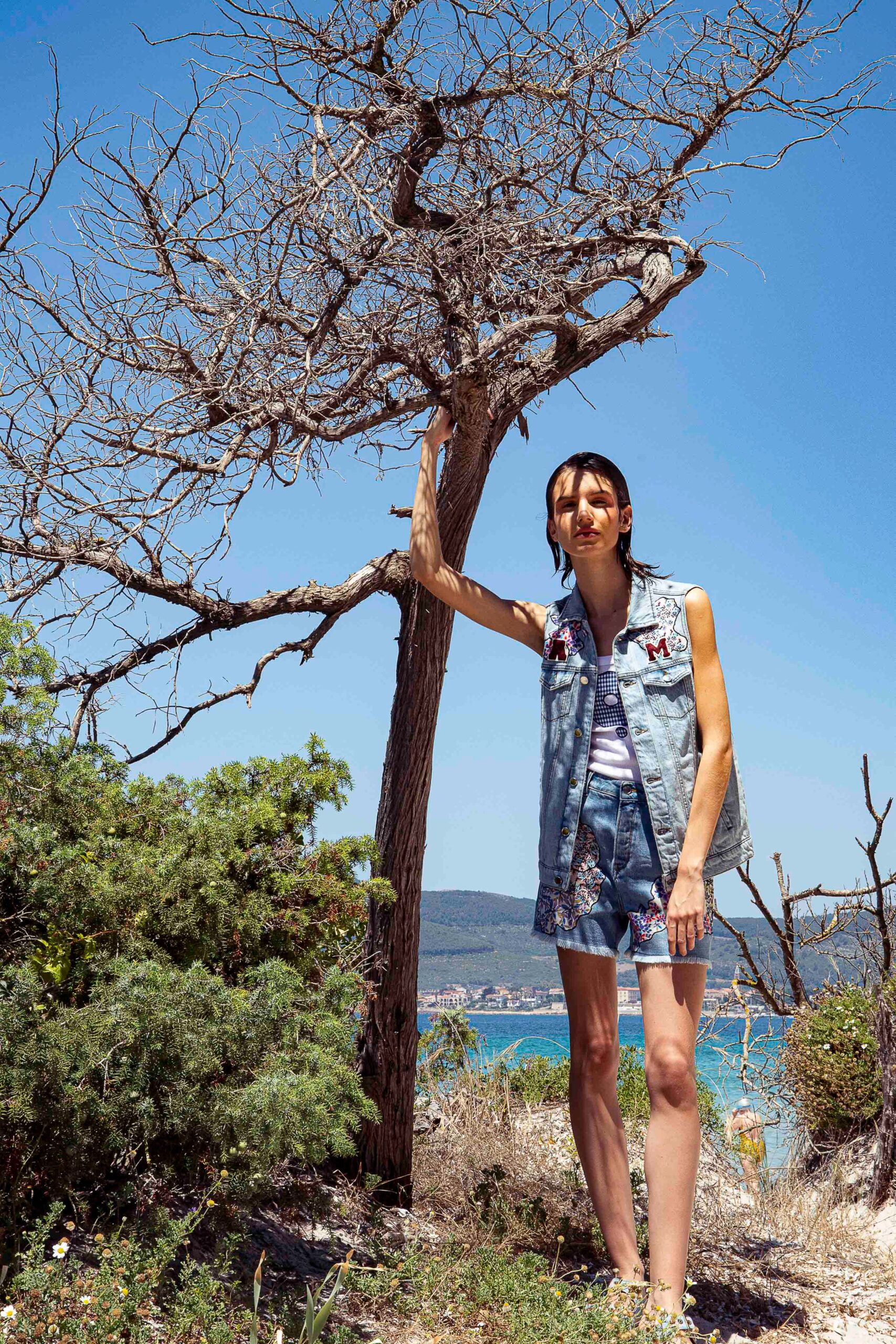blue denim sleeveless collared fitted buttoned embroidered vest