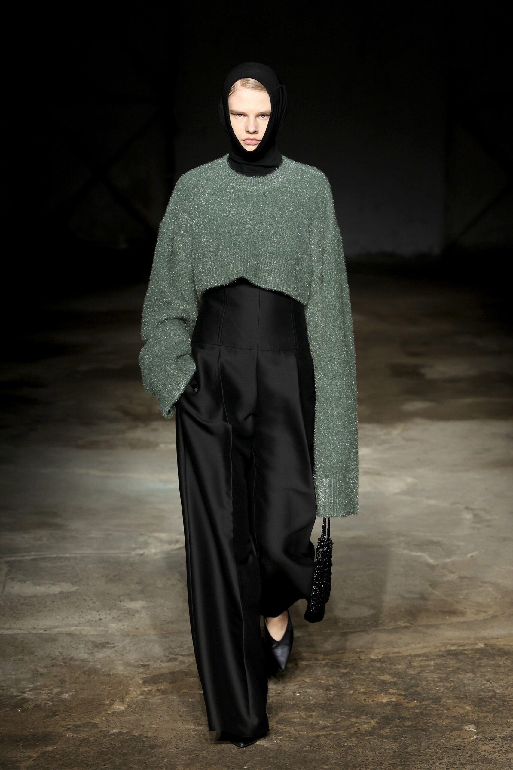 oversized green sweater and black pants