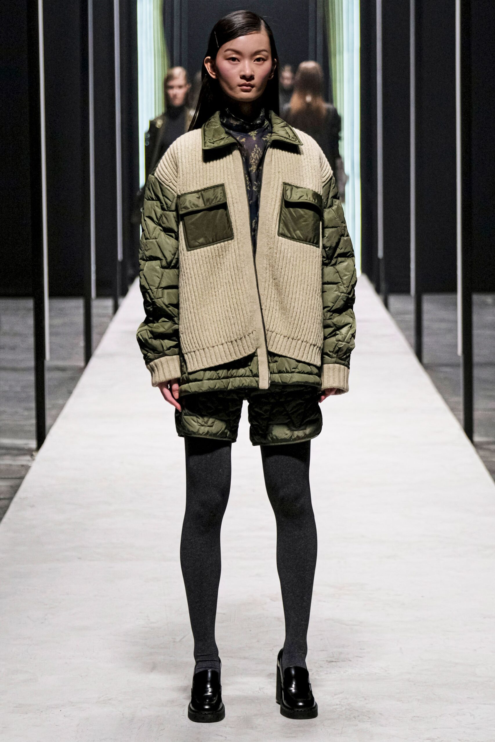 green cotton long-sleeve collared oversized buttoned pockets jacket