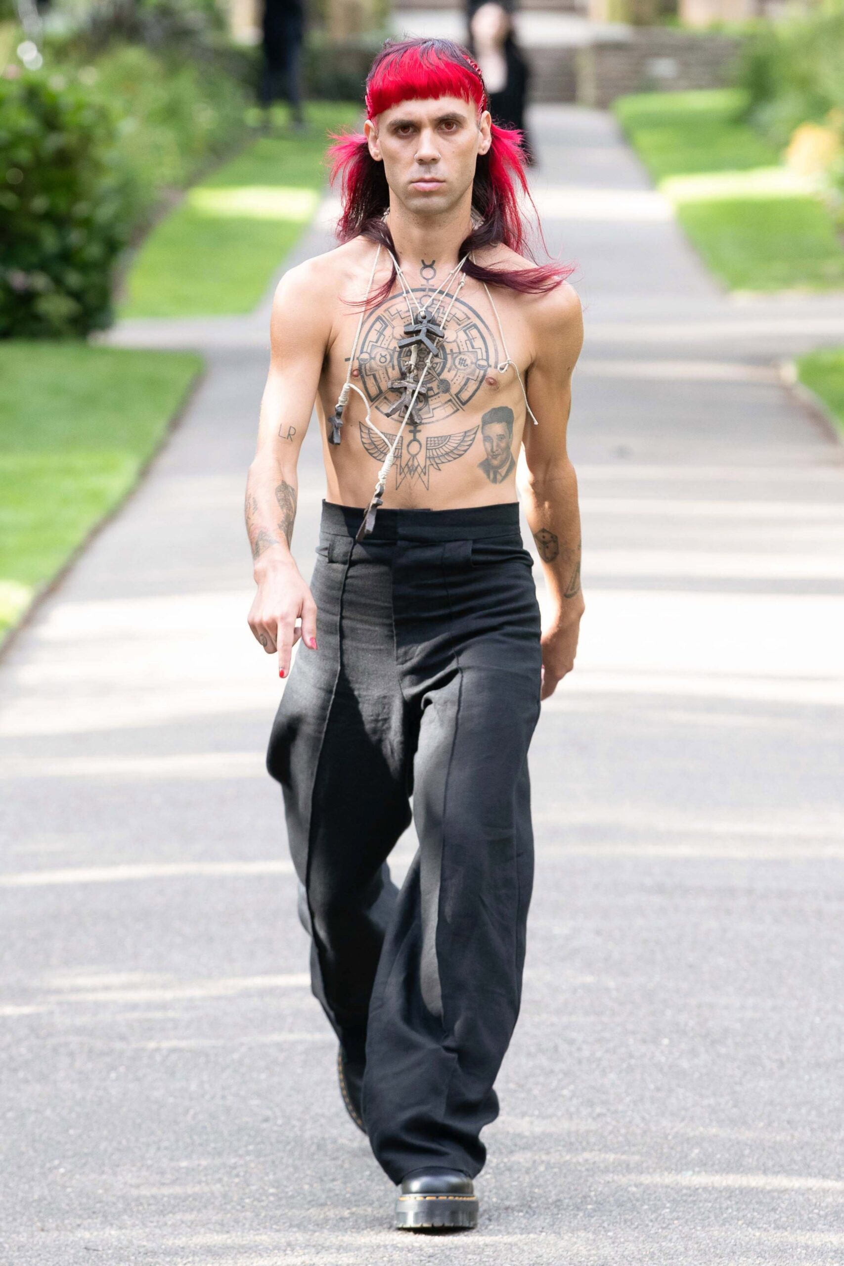 black relaxed pants and white sleeveless top