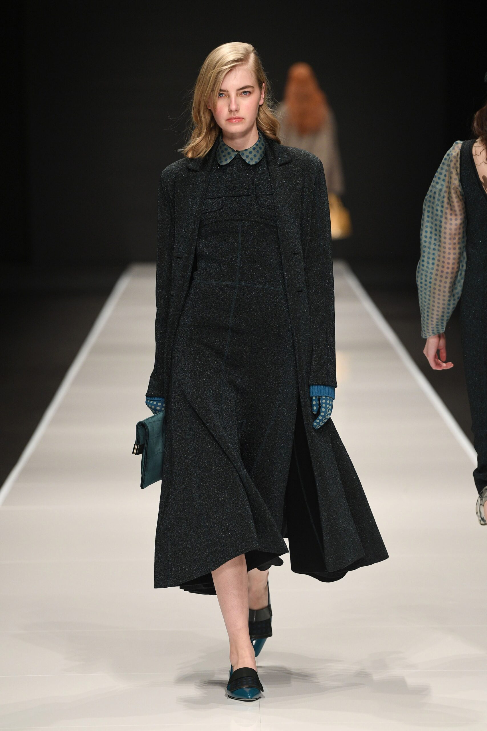 black wool long-sleeve collared relaxed buttoned coat