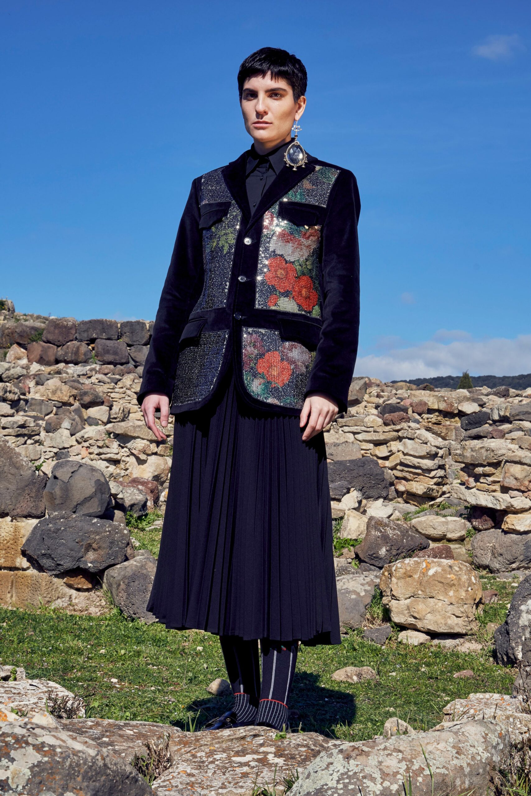 black velvet long-sleeve collared tailored embroidered buttoned blazer